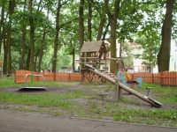 Plac zabaw na terenie parku osiedlowego